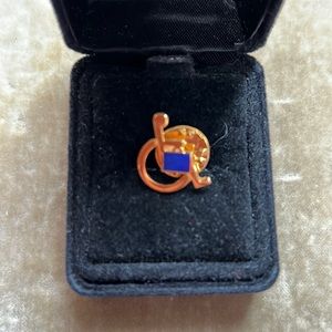 Handicap pride pin